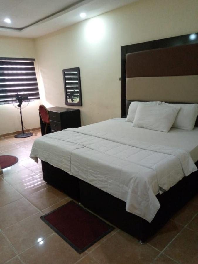 Senators Suites And Towers Hotel Omole Phòng bức ảnh