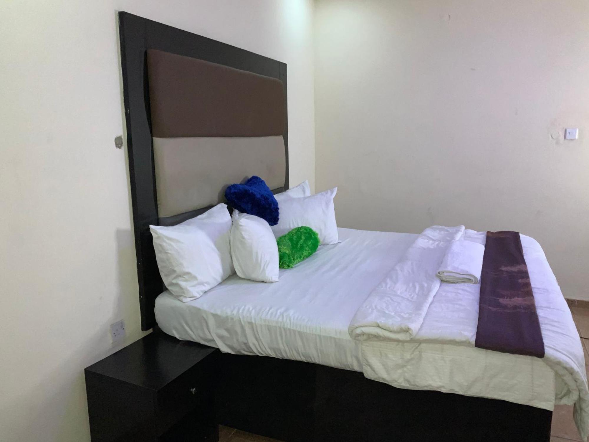 Senators Suites And Towers Hotel Omole Ngoại thất bức ảnh