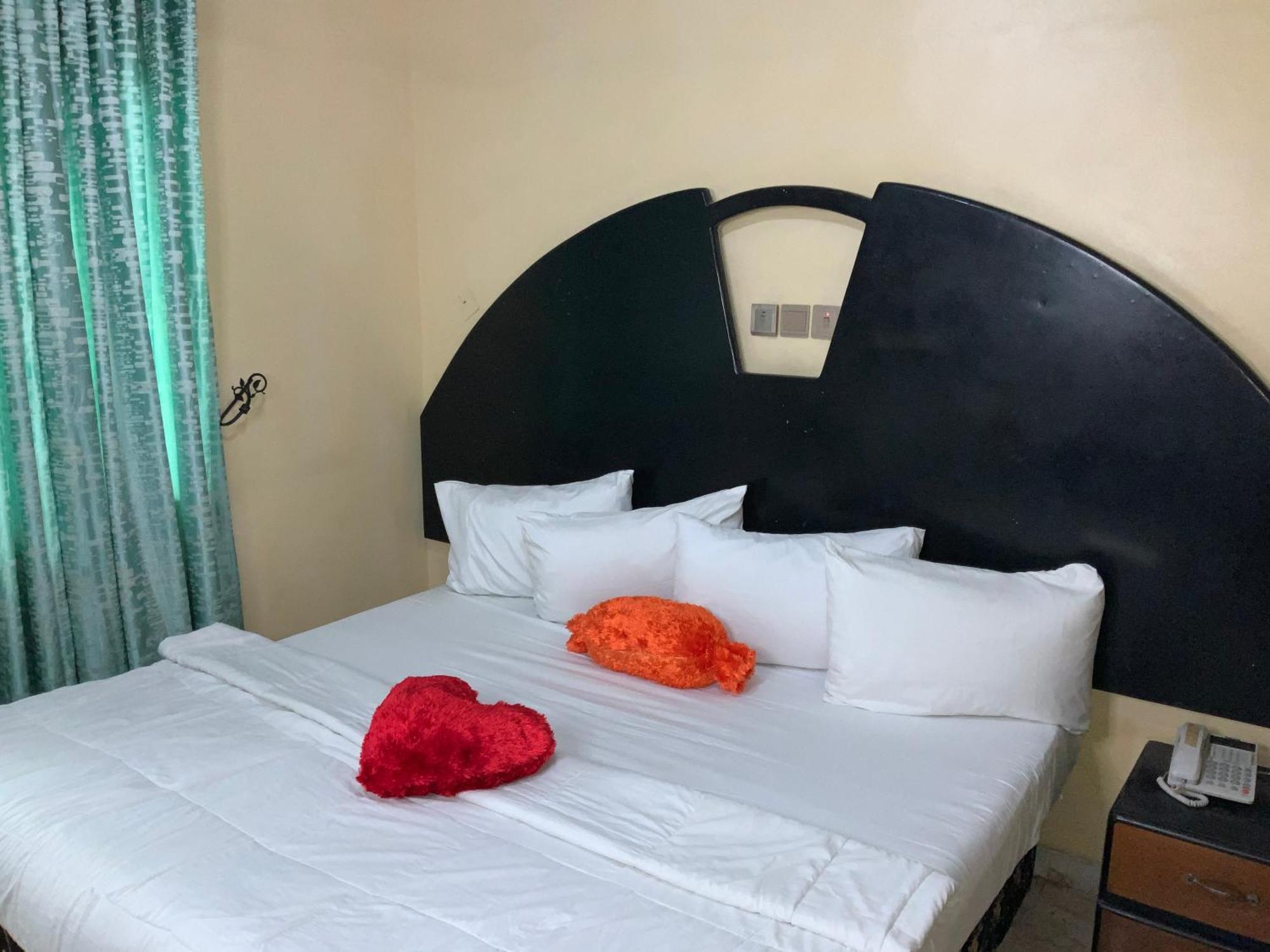 Senators Suites And Towers Hotel Omole Ngoại thất bức ảnh