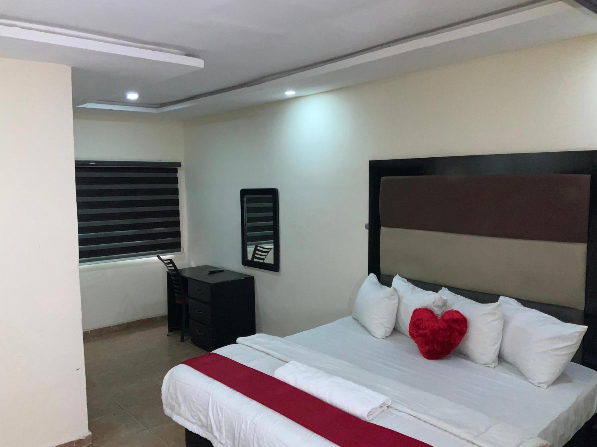 Senators Suites And Towers Hotel Omole Ngoại thất bức ảnh