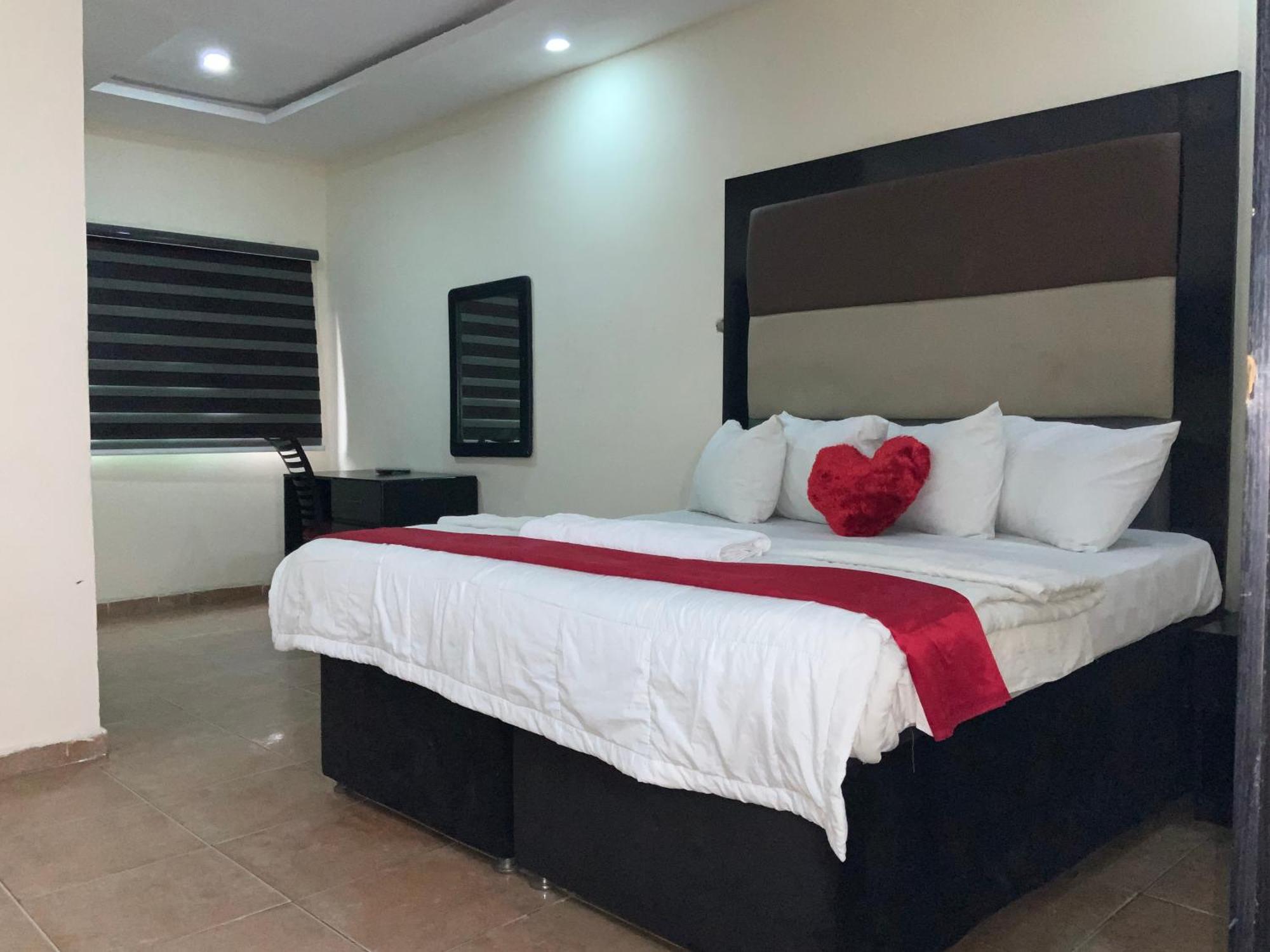 Senators Suites And Towers Hotel Omole Ngoại thất bức ảnh