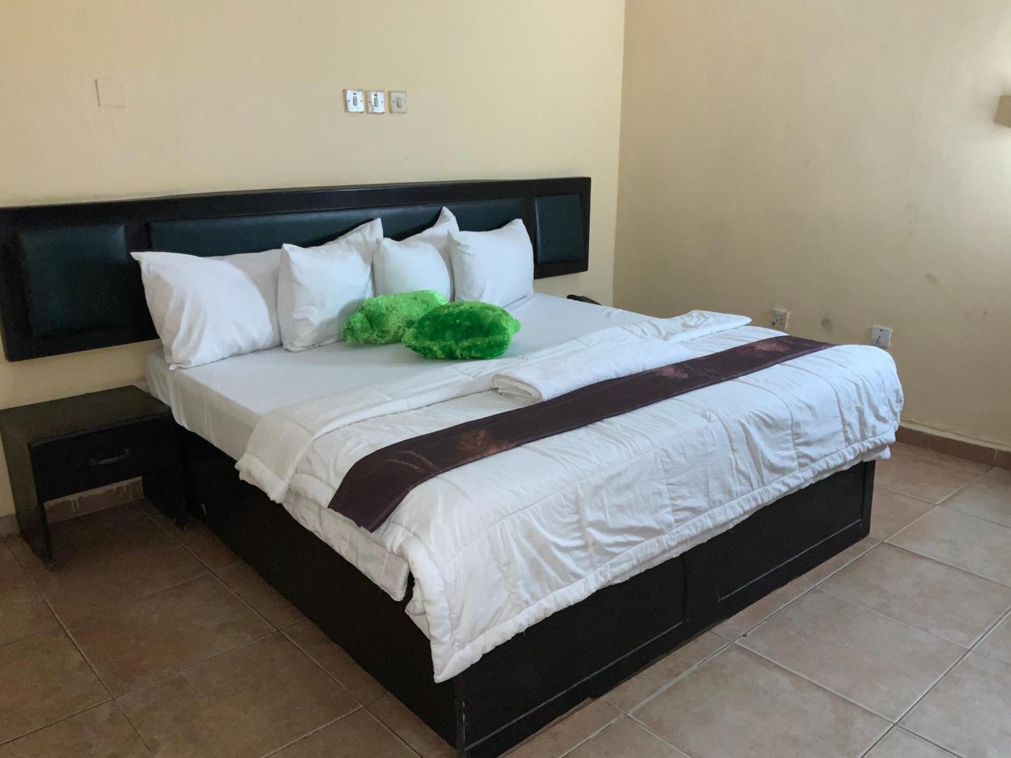Senators Suites And Towers Hotel Omole Ngoại thất bức ảnh