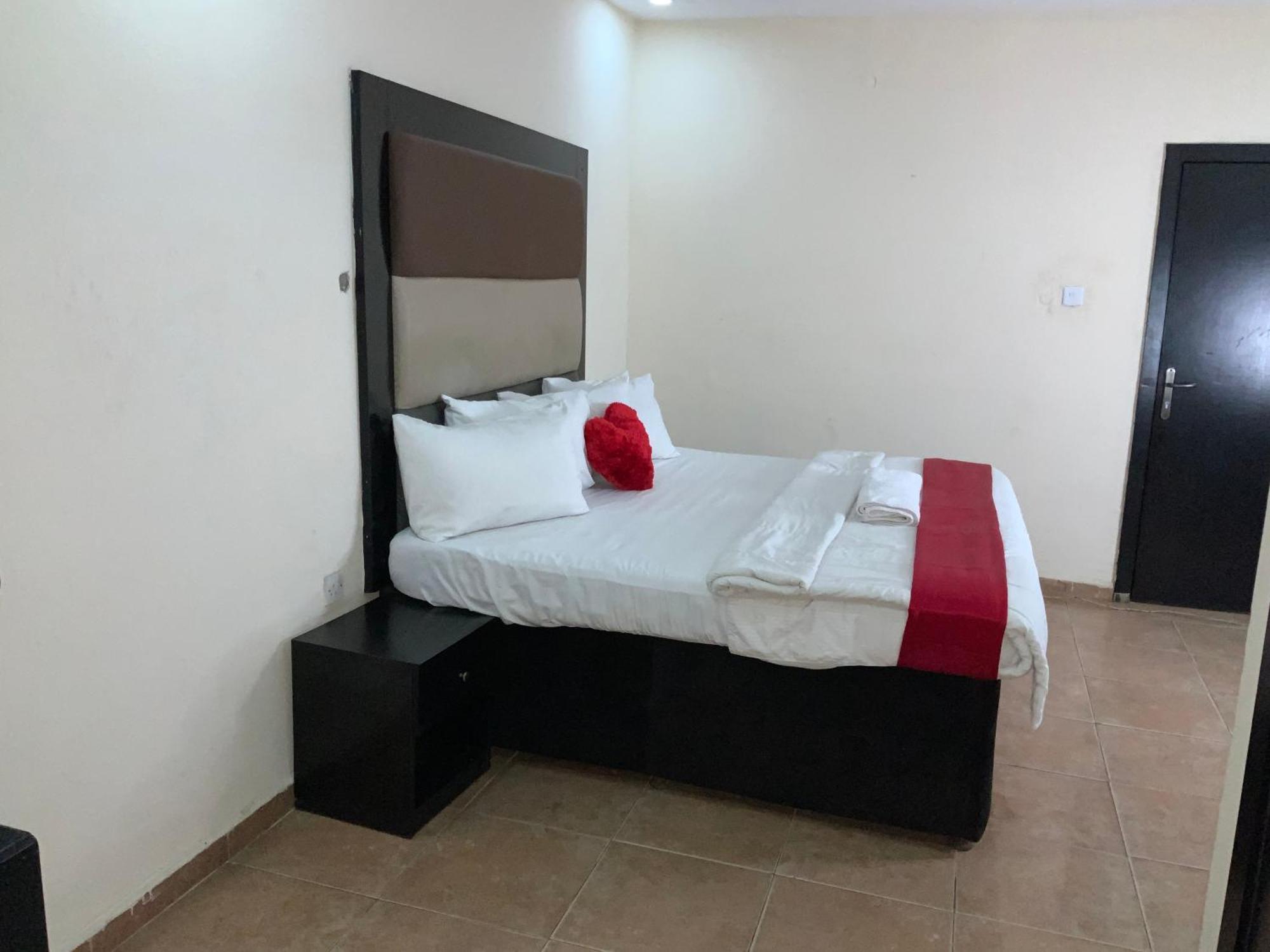 Senators Suites And Towers Hotel Omole Ngoại thất bức ảnh