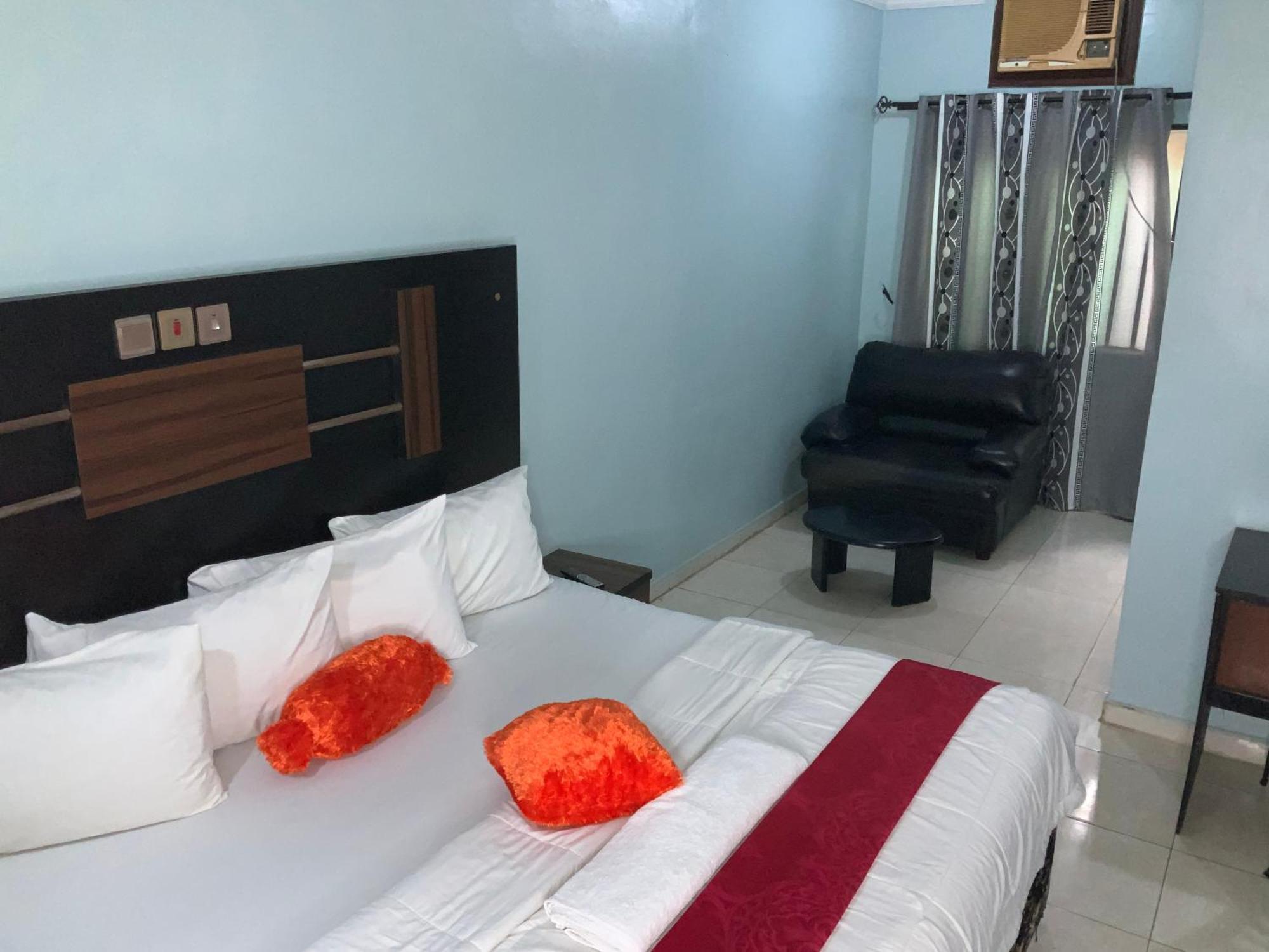 Senators Suites And Towers Hotel Omole Ngoại thất bức ảnh